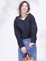 【WEB限定】オフショルダーシルク加工ブラウス/ネイビー