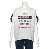 肩ドローストリングリボンつきロゴ入りTシャツ