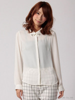 襟ビジュー付ブラウス