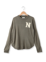 イニシャルワッペンクルーネックニット/ネイビー(093)