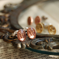 ラインストーンイニシャルプレートピアス