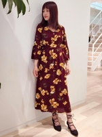 中花柄ミモレワンピース/ブラック柄