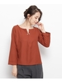 パールビジュー付きキーネックブラウス/レンガ(069)