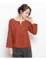 パールビジュー付きキーネックブラウス/レンガ(069)