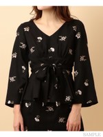 フラワーエンブロイダリーブラウス/黒系・柄物
