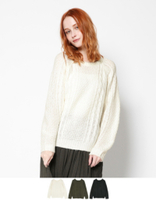 ケーブル編みクルーネックニット