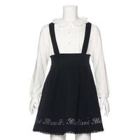 サスペンダーつきハイウエストロゴ刺しゅうスカート