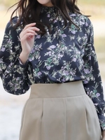 シャーリングネック花柄ブラウス/ネイビー