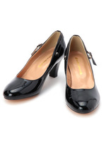 ベルト付きエナメルパンプス