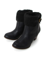 バックル使いボアショートブーツ