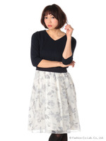 花柄ワンピース×Vネックトップス