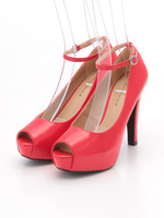 ピープトゥストラップパンプス/レッド