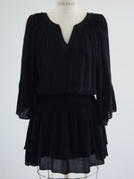 ネックラインスリット入り肩あきワンピース/ブラック