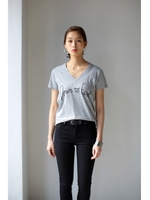 【AZUL by moussy】オーガニックコットン筆記体ロゴVネックT/T.GRY