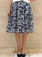 アシンメトリータックフラワースカート/ブラック柄