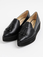 ポインテッドトゥタッセルローファー