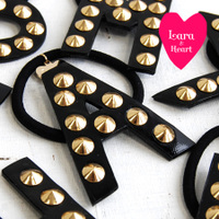 イニシャルヘアゴム［エナメル×スタッズ］