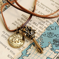 クラウンキー革ひもロングペンダント