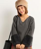 袖口フェイクファーVネックトップス