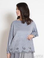 スウェードライク天竺クレマチスメッシュ刺しゅうブラウス/ブルー