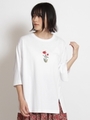 野の花とロゴ刺しゅうスリットビックＴシャツ/ホワイト