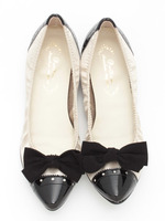 フラット配色パンプス