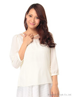 シアーデコルテ刺繍ブラウス